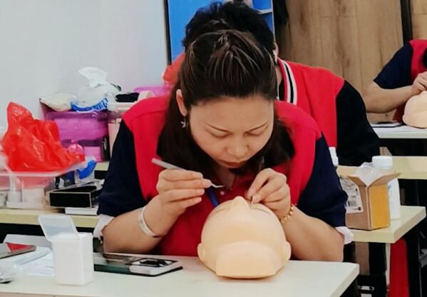 南寧專業(yè)美睫培訓(xùn)學(xué)校：學(xué)美睫有前途嗎？