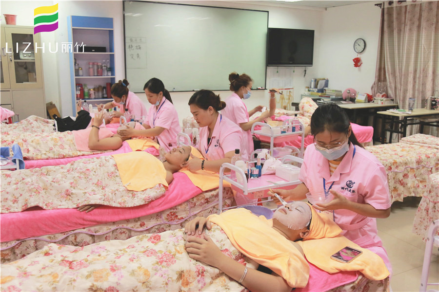 混油皮和混干皮的區(qū)別？廣西人氣高美容學校幫你解答