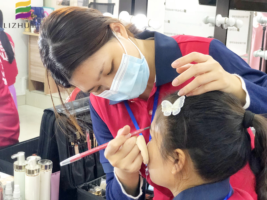 面試的妝容怎么畫？南寧彩妝師培訓(xùn)教你