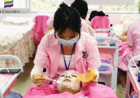 怎么做面部水療？廣西美容課堂上課教你