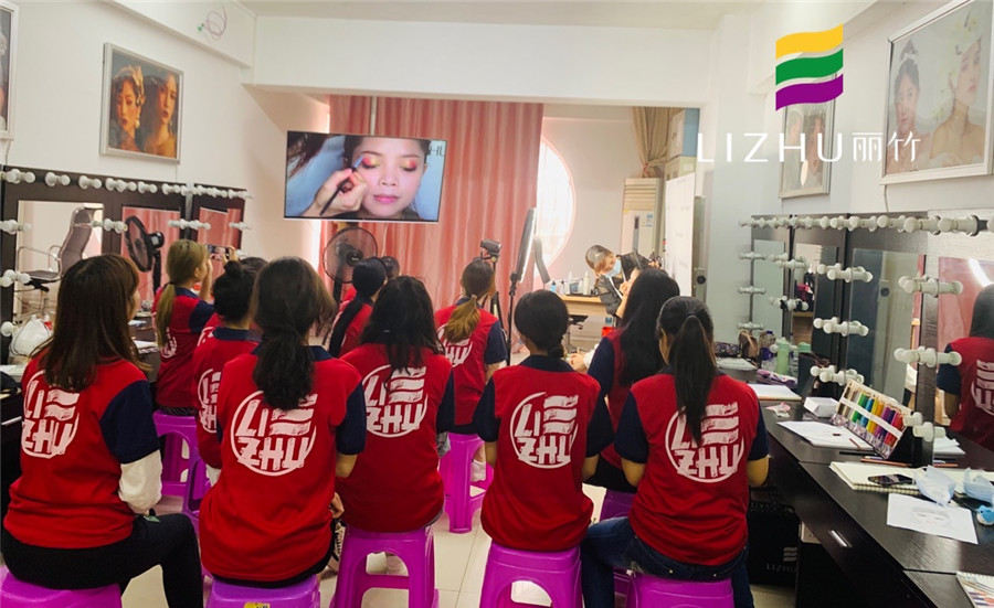 南寧化妝培訓學什么？大地色漸變畫法教程