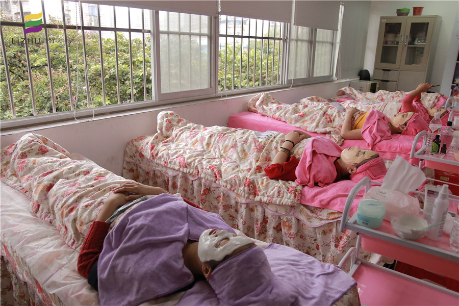 秋季如何補(bǔ)水保濕？廣西美容培訓(xùn)班教你專(zhuān)業(yè)手法