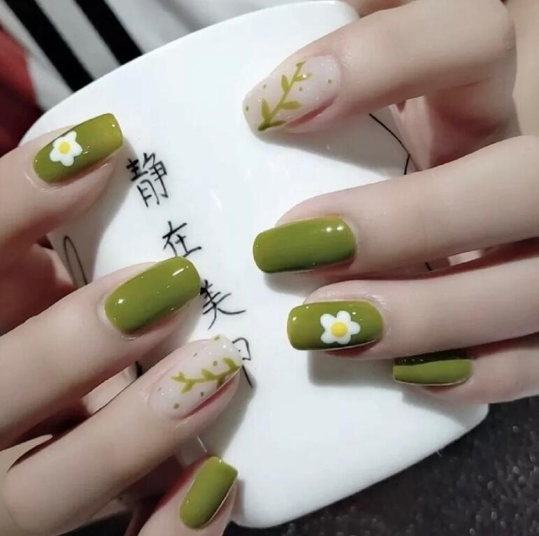 牛油果綠色美甲，和廣西美甲學(xué)習(xí)中心get起來(lái)