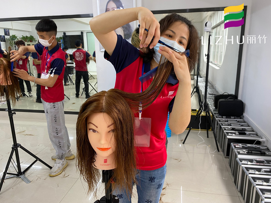 想知道廣西學美發(fā)哪家正規(guī)？快來看剪女發(fā)的技巧