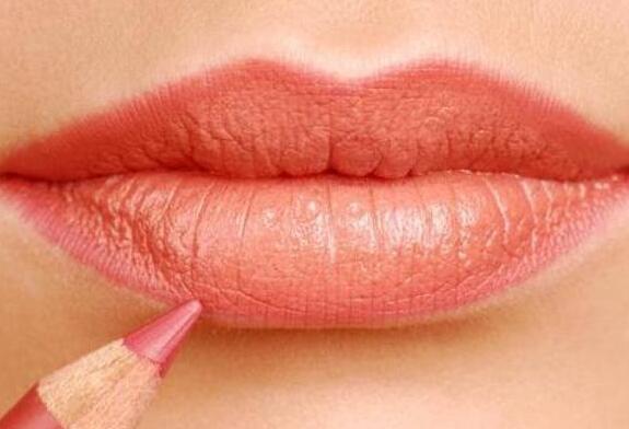 學(xué)畫(huà)唇線的方法，就知道廣西化妝學(xué)校哪家正規(guī)