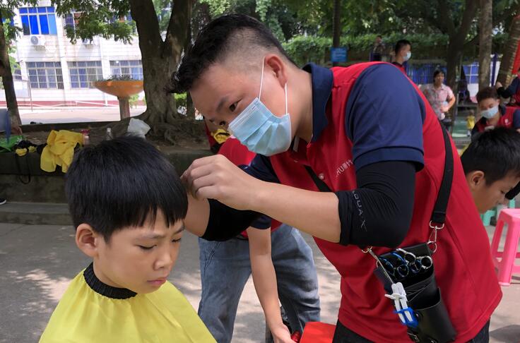 以社區(qū)義務(wù)剪發(fā)的方式，祝老師們教師節(jié)快樂