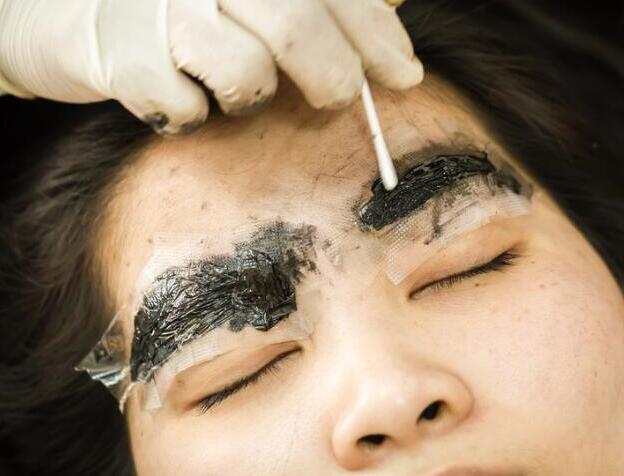 紋眉褪色如何補(bǔ)救？廣西學(xué)紋繡的學(xué)校幫你解決