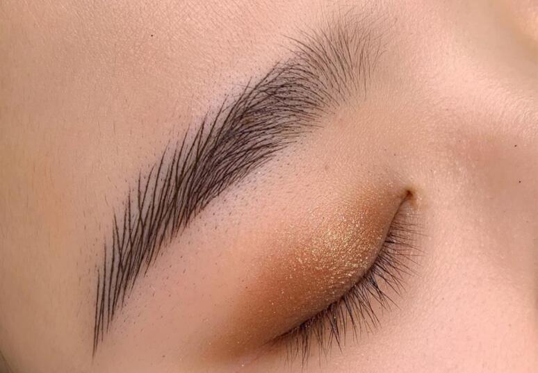 眉頭漸變不自然？南寧紋繡學(xué)習(xí)中心幫你分解