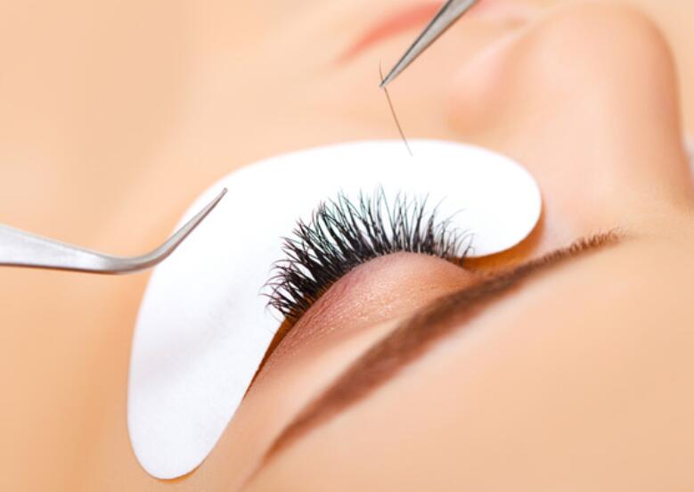 接睫毛如何防止過敏？南寧美甲美睫培訓(xùn)班告訴你