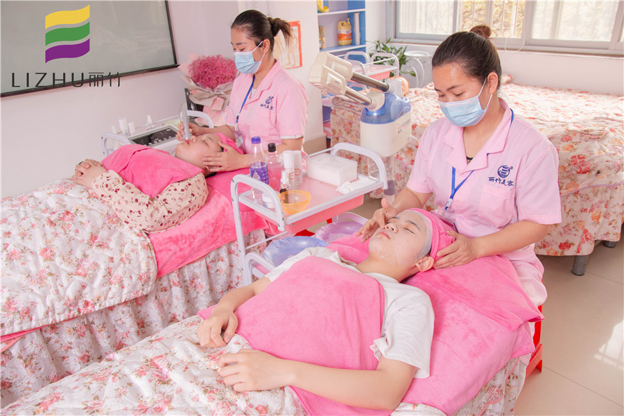 曬后如何修復(fù)皮膚？廣西美容學(xué)校演示給你看