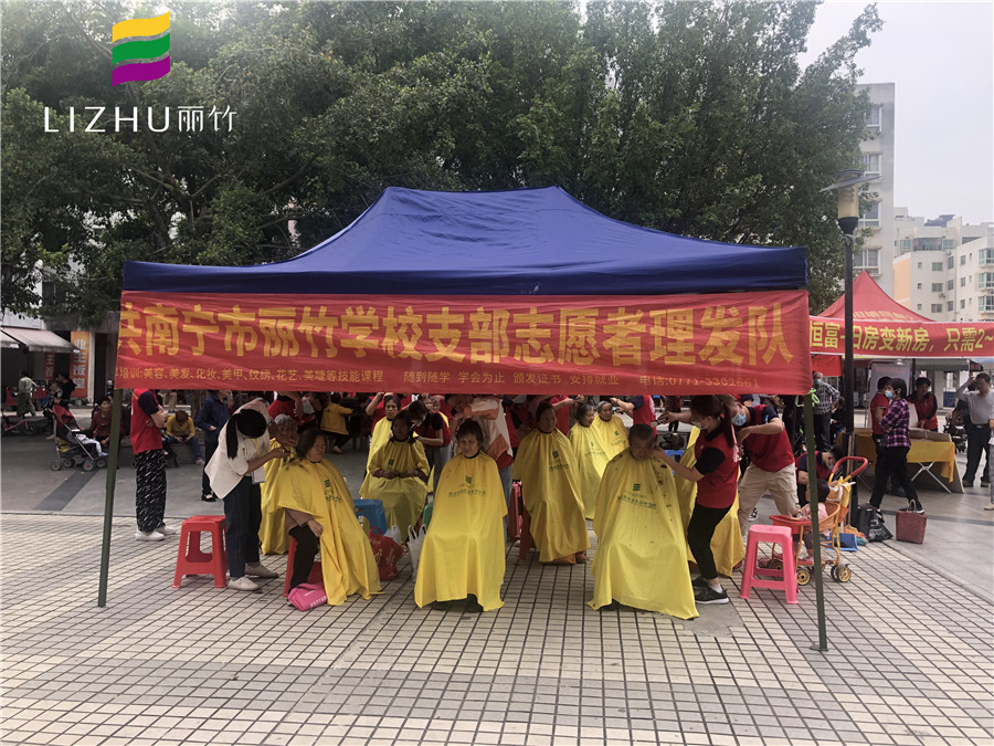 南寧美發(fā)學(xué)校義務(wù)剪發(fā)，公益之行風(fēng)雨無阻