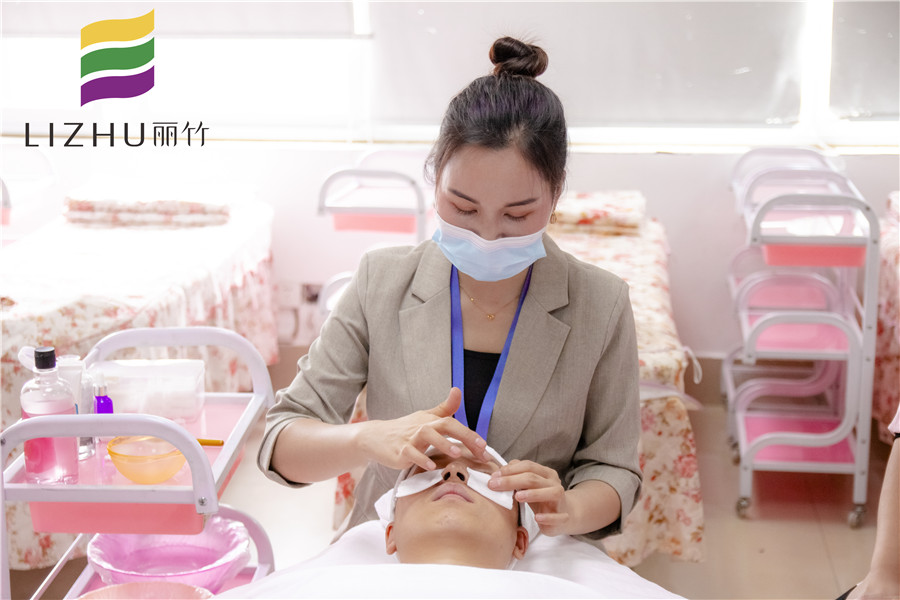 不傷皮膚的卸妝方法，廣西美容培訓(xùn)中分給你