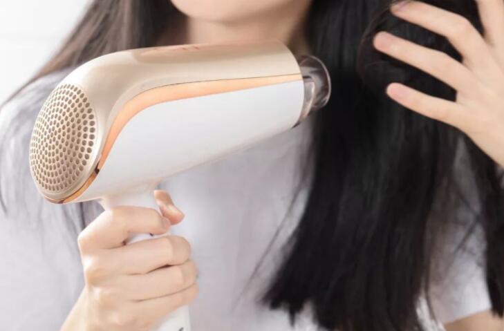 吹風(fēng)機(jī)吹發(fā)型的技巧，廣西培訓(xùn)美發(fā)學(xué)校教你