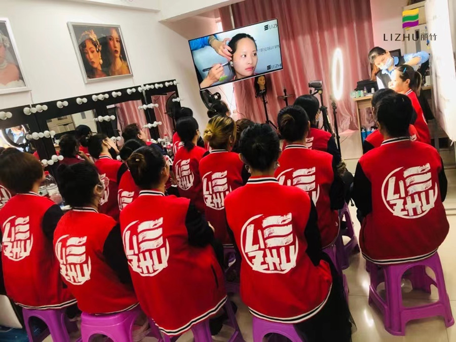 冬季正確的化妝步驟，這些技巧南寧化妝學(xué)校告訴你