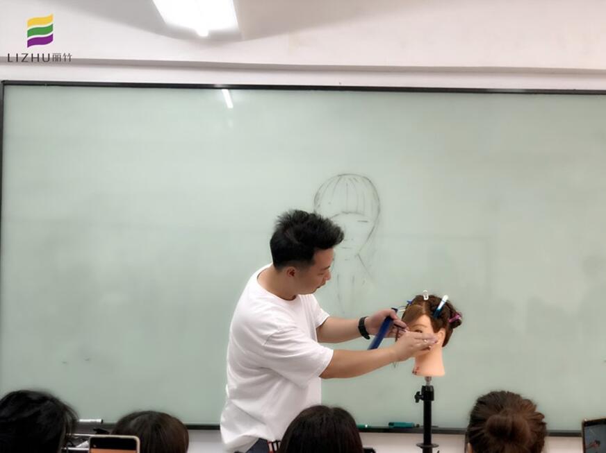 劉海出油怎么解決？南寧教理發(fā)的學(xué)校教你方法