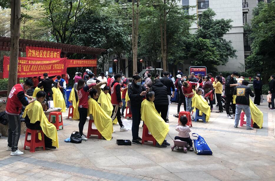 南寧學(xué)美發(fā)有實(shí)踐嗎？來看麗竹美發(fā)學(xué)校社區(qū)理發(fā)活動(dòng)