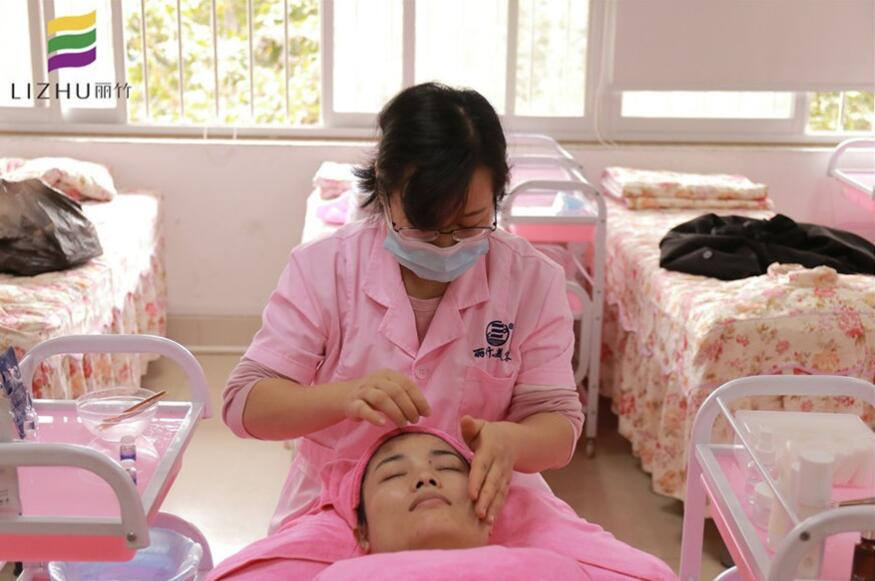 美容師不告訴你的皮膚護理小技巧，麗竹美容學校幫你找到啦