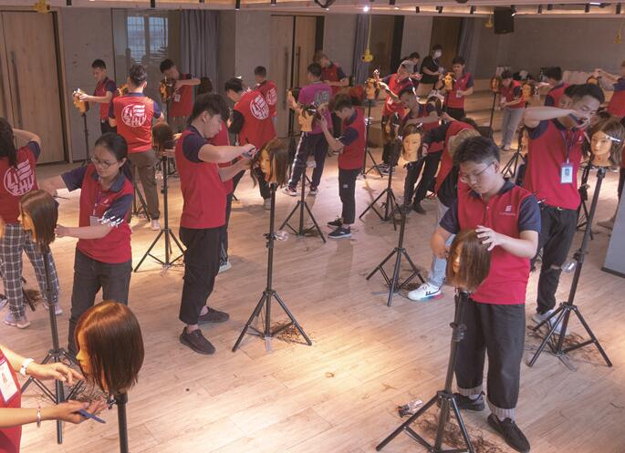 美發(fā)實(shí)操剪發(fā)常用手法，南寧美發(fā)基礎(chǔ)班學(xué)員正在練習(xí)