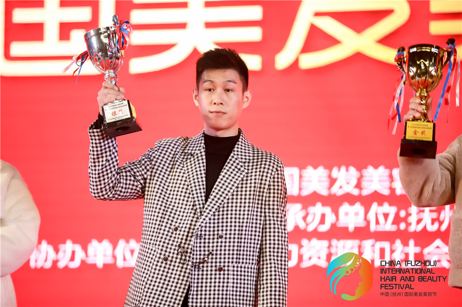 亞軍！祝賀玉可寧老師在全國美發(fā)美容行業(yè)職業(yè)技能競賽斬獲佳績