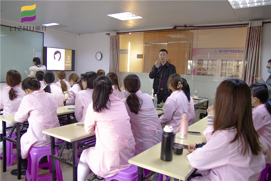 南寧哪家美容學(xué)校好就業(yè)？麗竹就邀請(qǐng)你參加美容就業(yè)宣講會(huì)