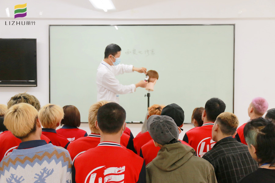 推剪的練習(xí)方法，廣西教美發(fā)基礎(chǔ)的學(xué)校分享