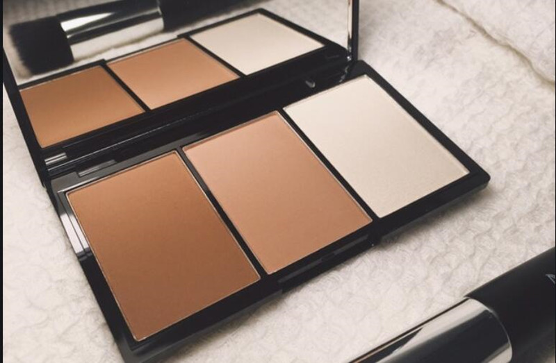 修容粉餅使用教程，廣西化妝基礎(chǔ)班教你