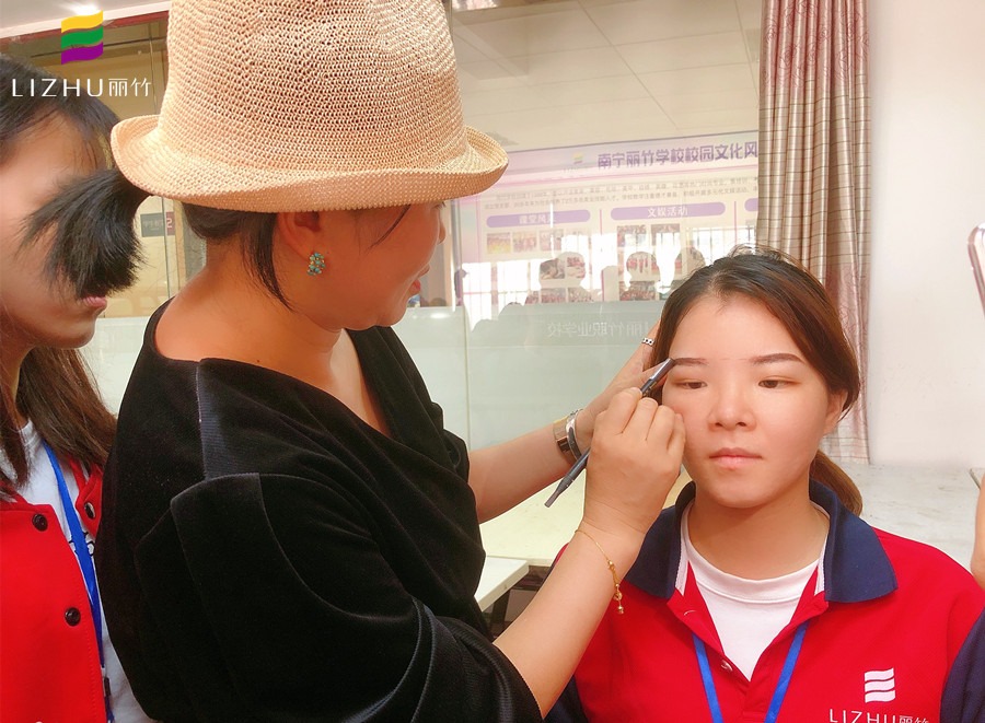 眉毛發(fā)癢怎么辦？廣西紋繡培訓(xùn)哪里資質(zhì)高