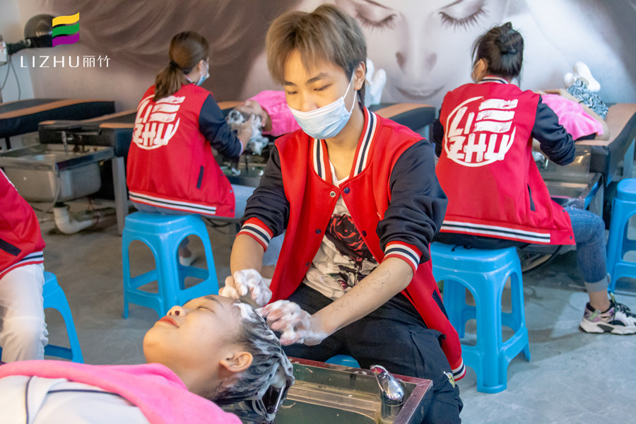 如何應(yīng)對頭發(fā)干枯毛躁？廣西美發(fā)護(hù)發(fā)技巧