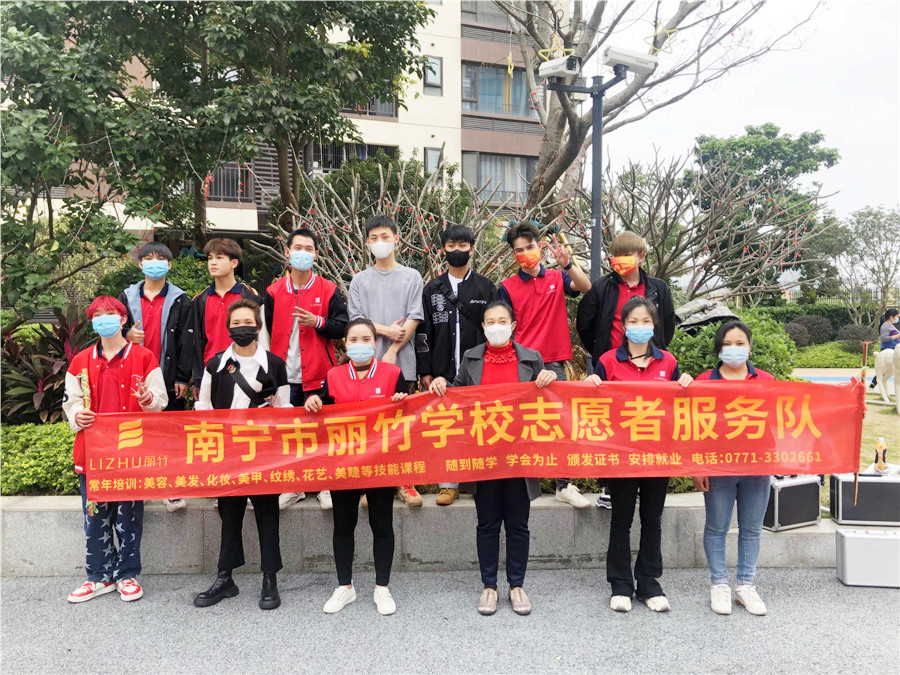 南寧美發(fā)學(xué)校小區(qū)理發(fā)，積極發(fā)揚“雷鋒精神”