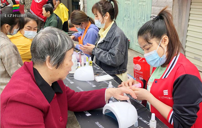 廣西美甲學(xué)校公益美甲進社區(qū)，居民連聲道謝與稱贊