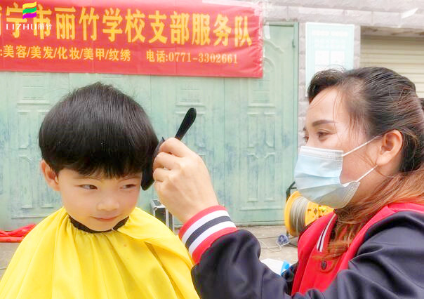 南寧麗竹學(xué)校公益理發(fā)，爭當(dāng)群眾身邊的“活雷鋒”