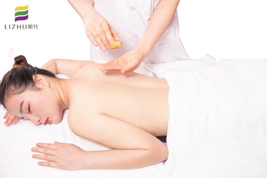 精油開(kāi)背的好處，到廣西專(zhuān)業(yè)美容學(xué)校去學(xué)習(xí)