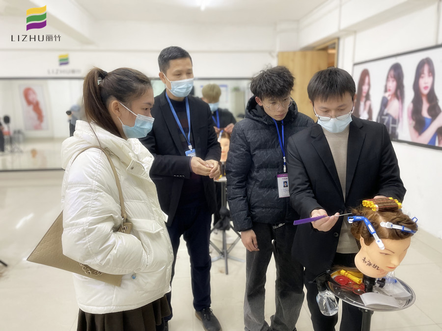  南寧教燙發(fā)：燙發(fā)時(shí)如何判斷發(fā)質(zhì)狀況？