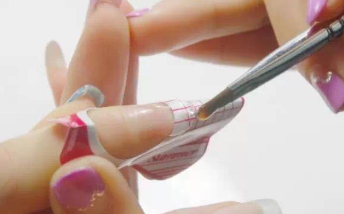 美甲延長膠怎么卸？南寧美甲理論知識(shí)必學(xué)課程