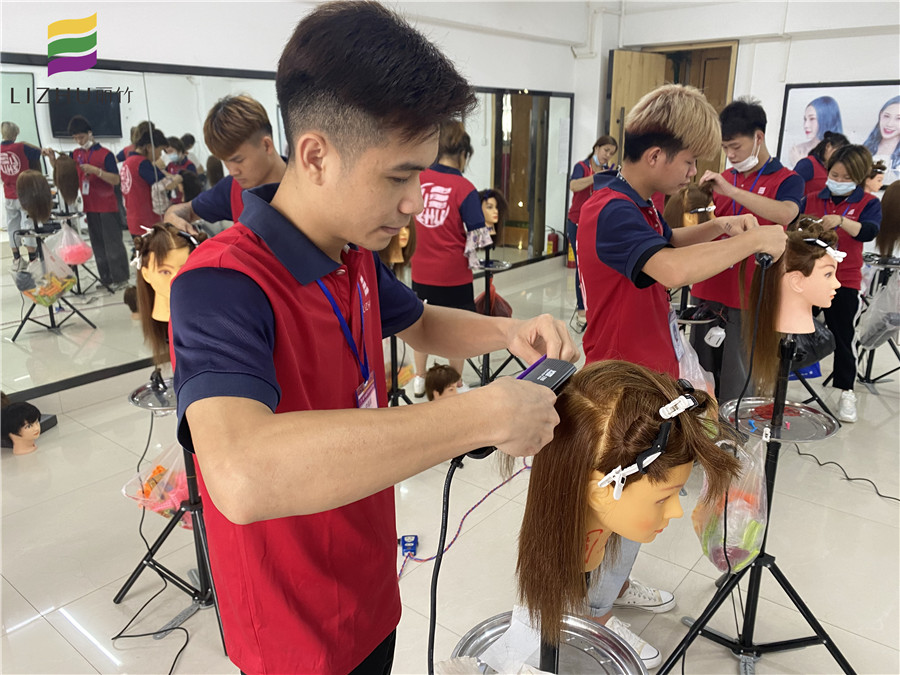 直板夾的使用教程，廣西學(xué)燙發(fā)技術(shù)的學(xué)校知識(shí)分享