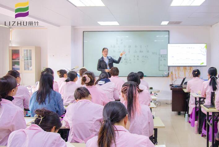 美容學(xué)理論知識(shí)重要嗎？廣西專(zhuān)業(yè)美容培訓(xùn)告訴你