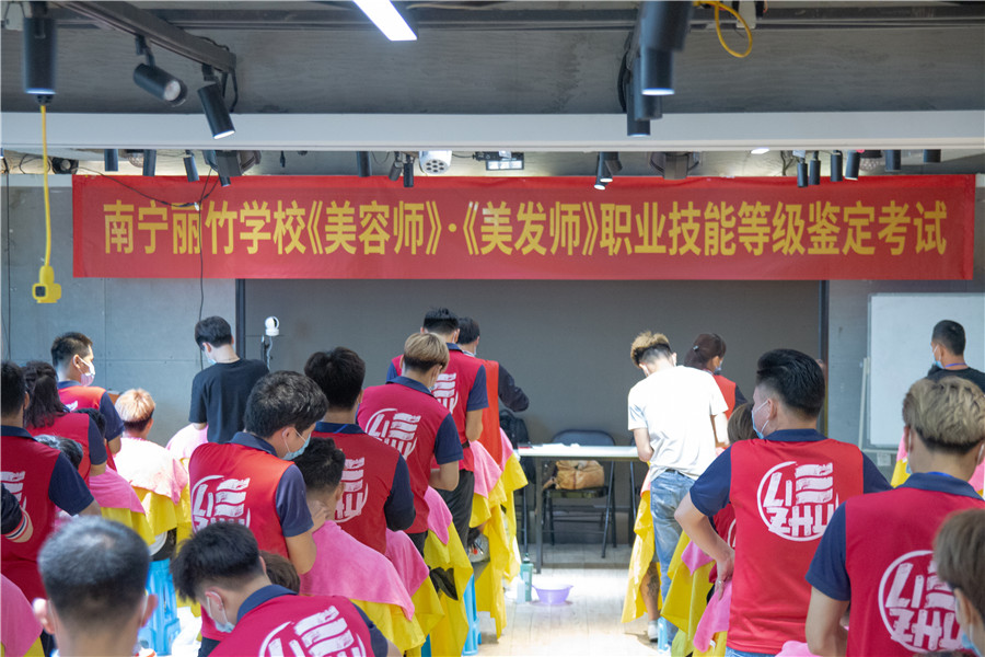 考職業(yè)資格證的學(xué)校推薦：麗竹學(xué)?？甲C班