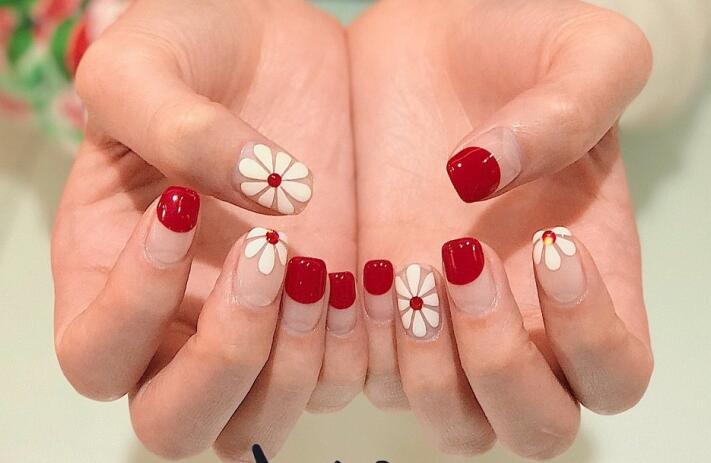 單色小雛菊美甲，簡約卻不簡單