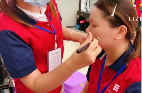 粉底刷海綿的區(qū)別，廣西化妝基礎(chǔ)教學(xué)