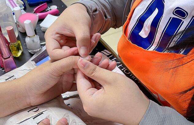 廣西哪里教美甲基礎？全貼甲片怎么貼？