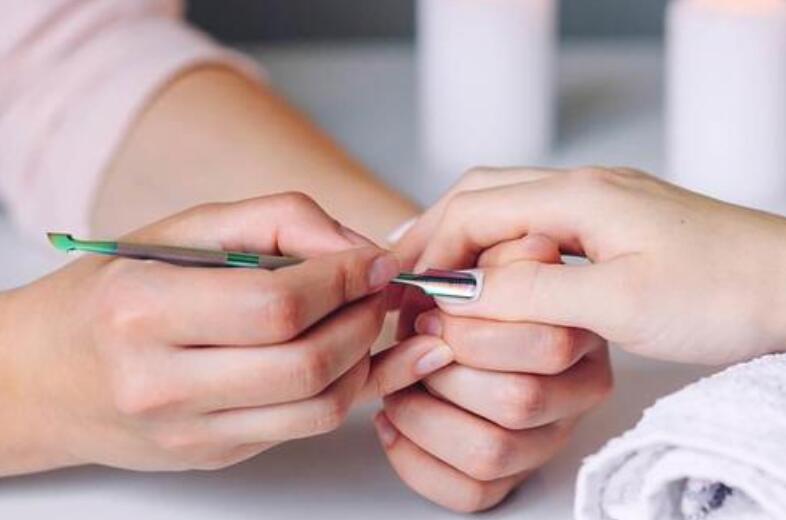 半貼甲片怎么卸？廣西專業(yè)美甲培訓機構教你