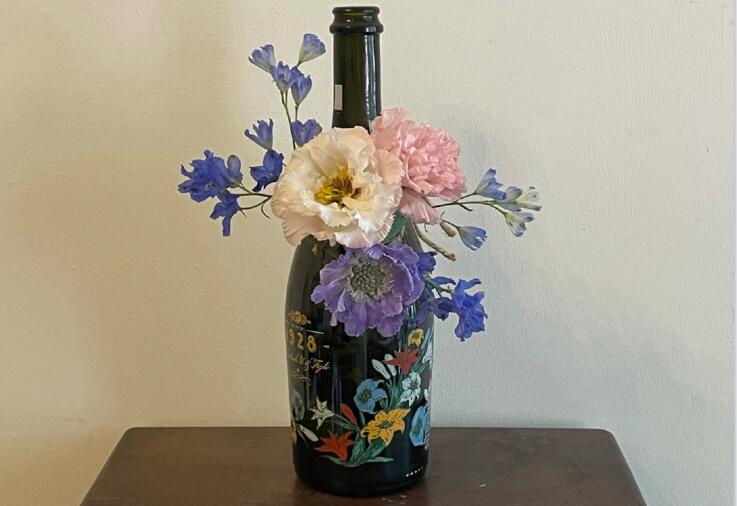 南寧哪里可以學(xué)花藝？先來(lái)看看酒瓶插花作品