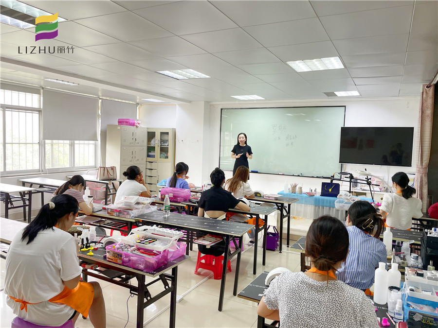 翌航定制美學(xué)連鎖機(jī)構(gòu)專場(chǎng)，南寧美甲培訓(xùn)學(xué)校就業(yè)宣講