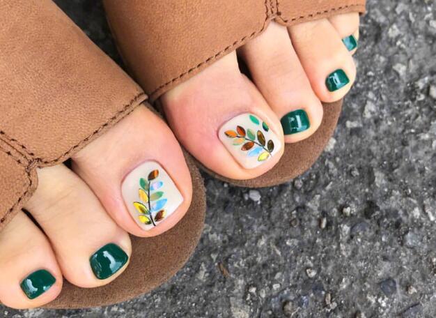 夏日腳部美甲圖片，廣西培訓(xùn)美甲的學(xué)校分享