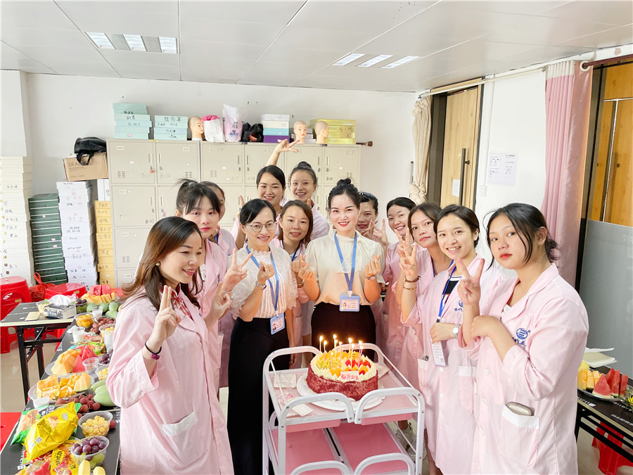 南寧美容師培訓班舉行畢業(yè)交流會