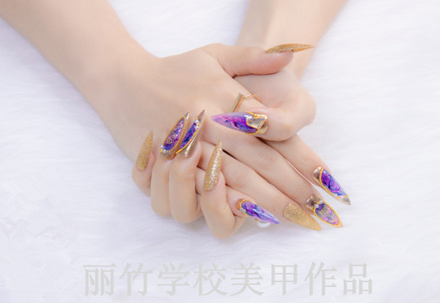 尖形甲怎么做才好看？南寧美甲專業(yè)學校做分析