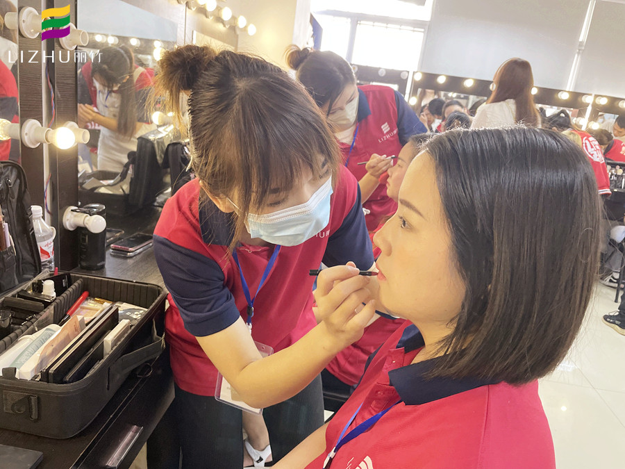 如何區(qū)分冷白皮和暖白皮？廣西美妝彩妝學(xué)校授課開講