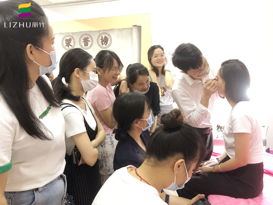 紋眉后怎么修眉才好看？南寧眉眼唇培訓(xùn)學(xué)校教你