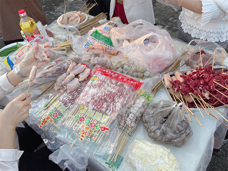 麗竹公司舉行百人燒烤團建活動