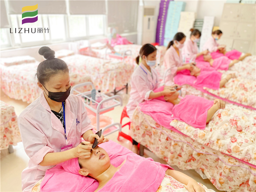 牛角刮痧板面部刮痧，廣西美容面部護(hù)理實(shí)操